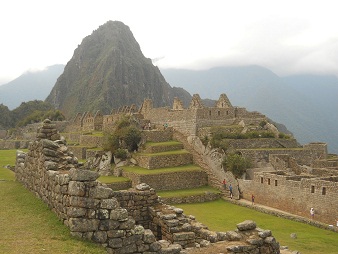 Machu Picchu, Sicht von der grossen Terrasse neben dem Zentralplatz zum Hausberg Huaynapicchu, Arbeitsh�user, Spiegeltempel und die grosse Mauer