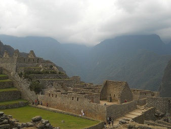 Machu Picchu, Sicht von der grossen Terrasse neben dem Zentralplatz zu den Arbeitsh�user, Spiegeltempel und die grosse Mauer