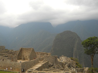 Machu Picchu, Sicht von der grossen Terrasse am Zentralplatz auf den Putucusi-Berg