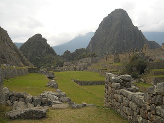 Machu Picchu: Sicht vom Eingang des Zentralplatz �ber den Zentralplatz hinweg auf die beiden Hausberge Huchuypicchu und Huaynapicchu