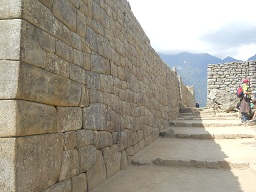 Machu Picchu, die Tour geht der Seitenmauer entlang, mit einigen Stufen 01