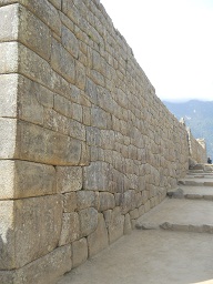 Machu Picchu, die Tour geht der Seitenmauer entlang, mit einigen Stufen 03