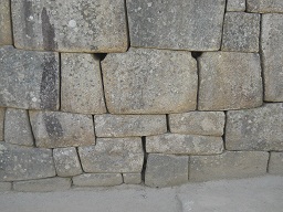 Machu Picchu, grosse Seitenmauer, Nahaufnahmen 11 mit L�chern