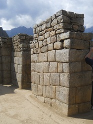 Machu Picchu, Spiegeltempel oder M�rsertempel, gemischte Mauer mit grossem Eingang