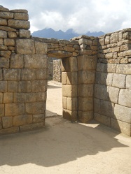 Machu Picchu, Spiegeltempel oder M�rsertempel, gemischte Mauer mit grossem Eingang - T�r Vorderseite