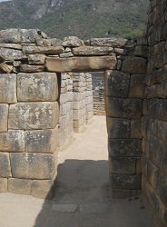 Machu Picchu, Spiegeltempel oder M�rsertempel, gemischte Mauer mit grossem Eingang - T�r R�ckseite