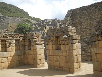 Machu Picchu, Spiegel- oder M�rsertempel, Mauern mit Nischen 04