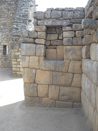 Machu Picchu, Spiegel- oder M�rsertempel, Nahaufnahme der Nischen 05