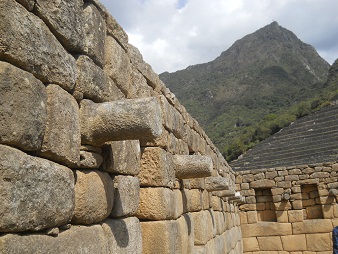 Machu Picchu, Spiegel- oder M�rsertempel, Nahaufnahmen der Mauervorspr�nge 01