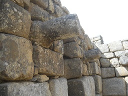 Machu Picchu, Spiegel- oder M�rsertempel, Nahaufnahmen der Mauervorspr�nge 02