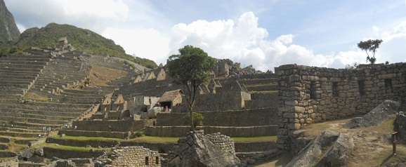 Vista del                    templo de espejos o morteros al sector agr�cola, al                    templo del sol, a la casa arriba y a la cantera,                    foto panor�mica