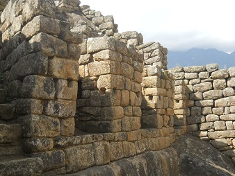 Machu Picchu: Gef�ngnisr�ume mit Nischen und quadratischen L�chern 1 02