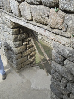 Eine T�r im Adlertempel, mit Holz schlecht repariert