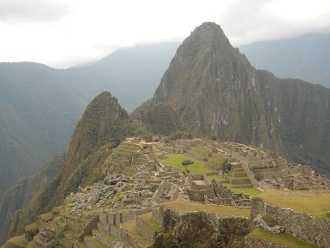 Sicht auf Machu Picchu mit den Tempeln, mit der Pyramide, dem Zentralplatz und den Hausbergen Huchuypicchu und Huaynapicchu
