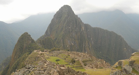 Sicht auf Machu Picchu mit den Tempeln, mit der Pyramide, dem Zentralplatz und den Hausbergen Huchuypicchu und Huaynapicchu