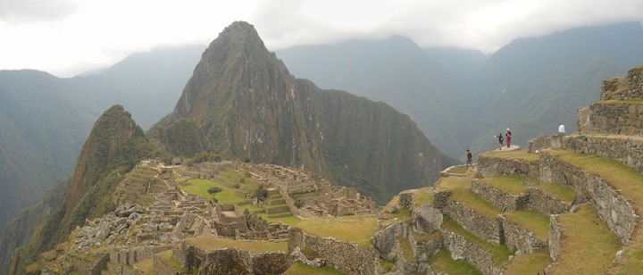 Sicht auf Machu Picchu mit den Tempeln, mit der Pyramide, dem Zentralplatz und den Hausbergen Huchuypicchu und Huaynapicchu und noch ein paar Terrassen