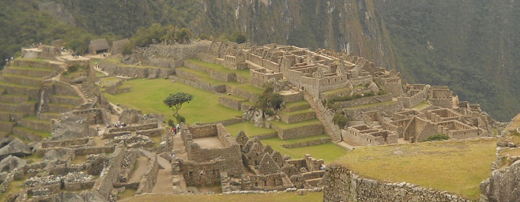 Machu Picchu: Sicht von den Terrassen der hohen Landwirtschaftszone auf die Tempel, die Sonnenpyramide, den Weiler mit dem heiligen Stein, die Arbeiterh�uschen, den Spiegeltempel und den Zentralplatz