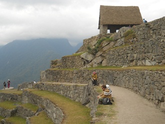 Machu Picchu, hoher Landwirtschaftssektor: Das H�uschen oben mit dem Spazierweg und den Terrassen