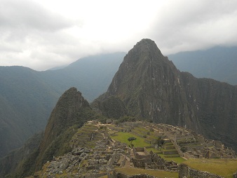 Machu Picchu, Aussicht von der hohen Landwirtschaftszone auf die Hausberge von Machu Picchu 1