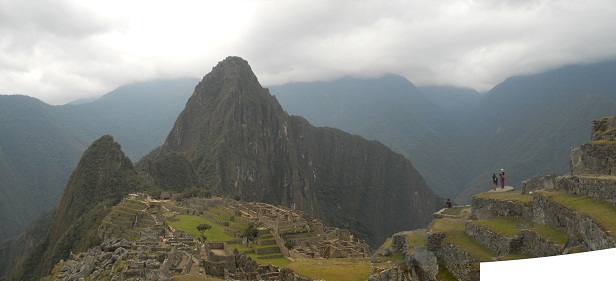 Machu Picchu, Aussicht von der hohen Landwirtschaftszone auf die Hausberge von Machu Picchu, Panoramafoto