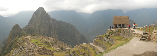 Machu Picchu, Sicht vom hohen Landwirtschaftssektor mit dem kleinen H�uschen oben, Panoramafoto