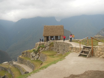 Machu Picchu, das kleine H�uschen oben im hohen Landwirtschaftsbereich neben dem Zeremonialstein