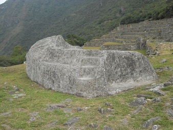 Machu Picchu, der Zeremonialstein, Halbseitenansicht mit einer eingehauenen Treppe, Nahaufnahme