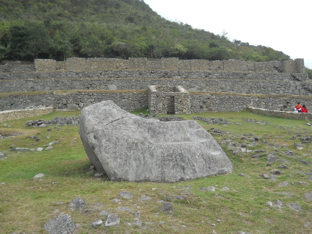 Machu Picchu, der Zeremonialstein, Seitenansicht mit einer eingehauenen Treppe