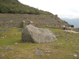 Machu Picchu, der Zeremonialstein in der hohen Landwirtschaftszone, Sicht von schr�g hinten