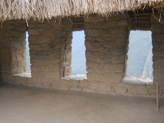 Machu Picchu, das kleine H�uschen oben - die
                    Fenster