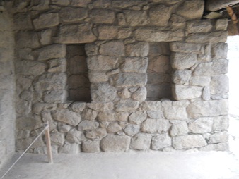 Machu Picchu, das H�uschen in der hohen
                    Landwirtschaftszone, Nischen in den Seitenw�nden 01