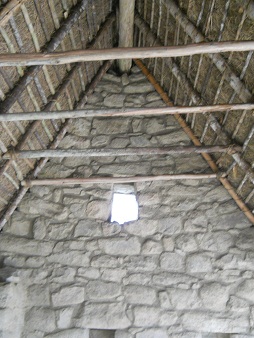Machu Picchu, das H�uschen in der hohen
                    Landwirtschaftszone, die Innenseite der anderen
                    Giebelmauer 03