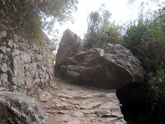 Machu Picchu, Spaziergang zur Inkabr�cke,
                    Gigasteine liegen herum