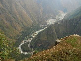 Machu Picchu, der Spaziergang zur Inkabr�cke,
                    Sicht ins Urubambatal