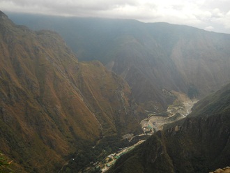 Machu Picchu, der Spaziergang zur Inkabr�cke,
                    Sicht ins Urubambatal