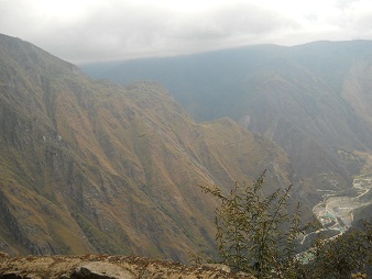 Spaziergang zur Inkabr�cke, Sicht ins
                    Urubambatal 01