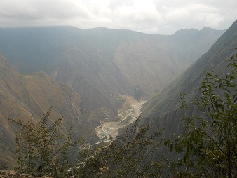 Spaziergang zur Inkabr�cke, Sicht ins
                    Urubambatal 02