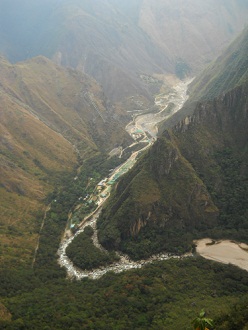 Sicht ins Urubambatal, immer mit den ganzen
                    Abw�ssern von Cusco...
