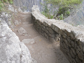 Spaziergang zur Inkabr�cke, Schutzmauer mit
                    Durchgang 02