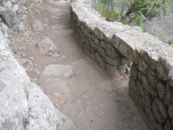 Spaziergang zur Inkabr�cke, Schutzmauer mit
                    Durchgang 03