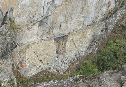 Machu Picchu, der Spaziergang zur Inkabr�cke,
                    Sicht auf die Inkabr�cke 01, Nahaufnahme