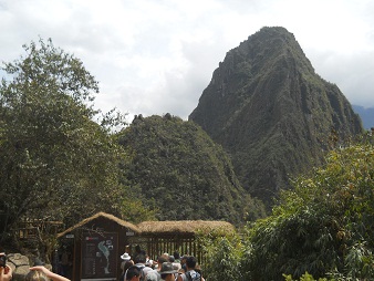 Die Warteschlange beim Eingang zum Bereich mit den
            Hausbergen, mit dem Hausberg Huaynapicchu