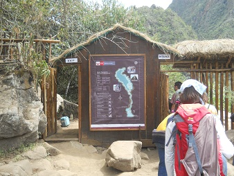 Machu Picchu: Zone der Hausberge Huchuypicchu
                    und Huaynapicchu, das Kontrollh�uschen beim
                    Eingangsbereich mit der Karte