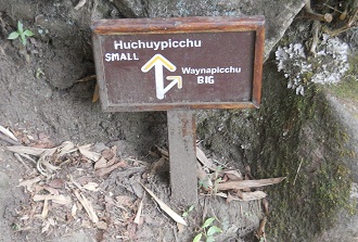 Spaziergang und Wegweiser: Die Teilung des
                    Weges links zum kleinen Hausberg Huchuypicchu und
                    zum grossen Hausberg Huaynapicchu (Waynapicchu),
                    Nahaufnahme