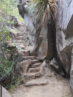 Wanderweg zum grossen Hausberg Huaynapicchu,
            unregelm�ssige Treppe mit Gel�nderseil / Sicherungsseil