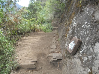 Wanderweg zum Hausberg Huaynapicchu mit Treppen
                    und unregelm�ssig verschobenen Steinen
