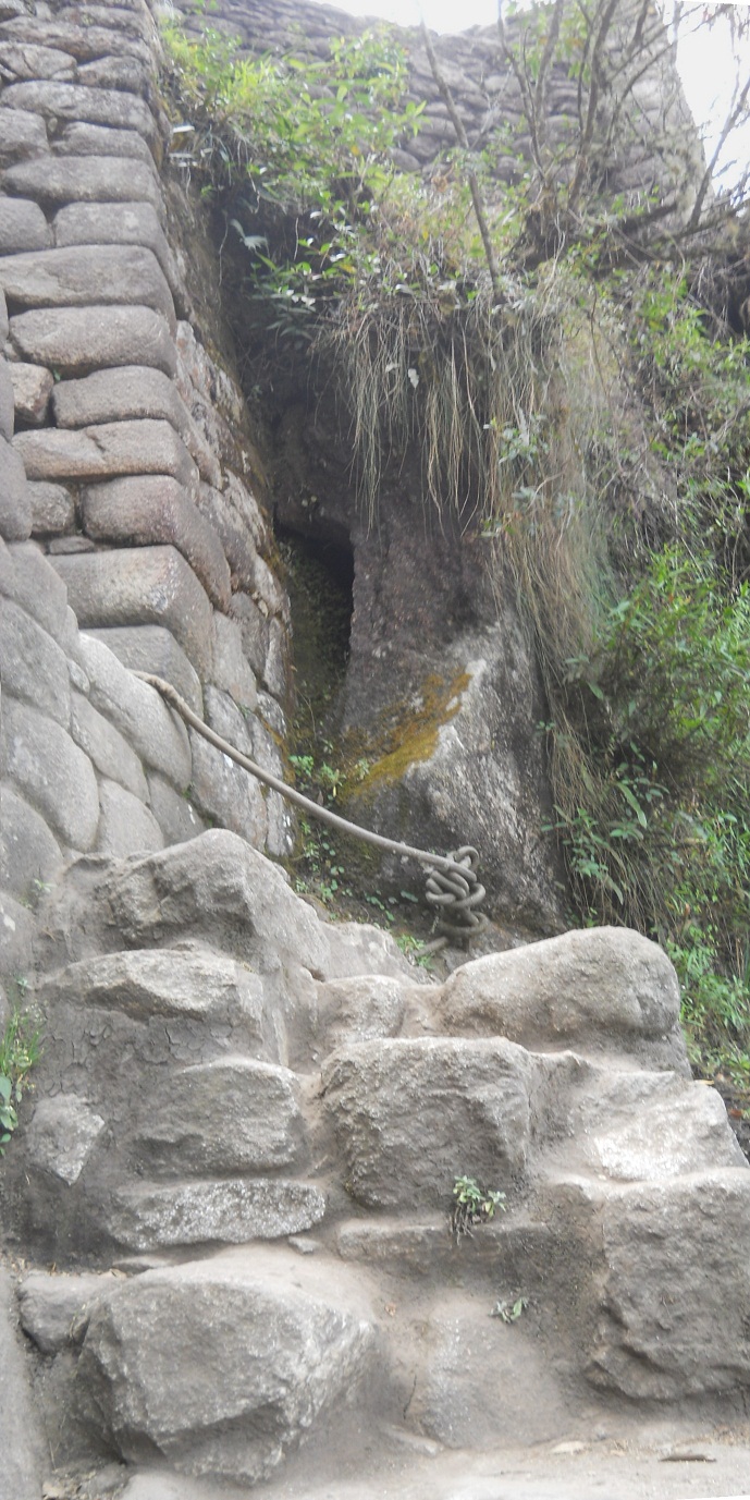 Wanderweg auf den Hausberg
                            Huaynapicchu, der Eingang zum Weiler auf dem
                            Hausberg Huaynapicchu