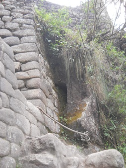 Wanderweg auf den Hausberg
                            Huaynapicchu, der Eingang zum Weiler auf dem
                            Hausberg Huaynapicchu 01