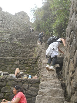 Der Weiler Huaynapicchu, die Treppe f�r den Abstieg mit Touristen, die da runterkommen