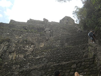 Der Weiler Huaynapicchu, die Treppe f�r den Abstieg mit Touristen, die da runterkommen